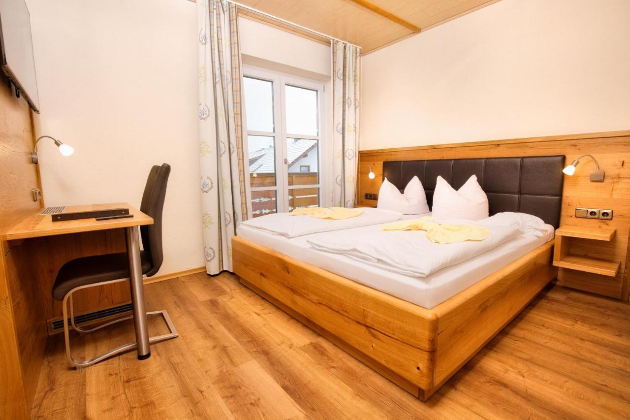 Hotel Zum Hirschen Lam Bagian luar foto