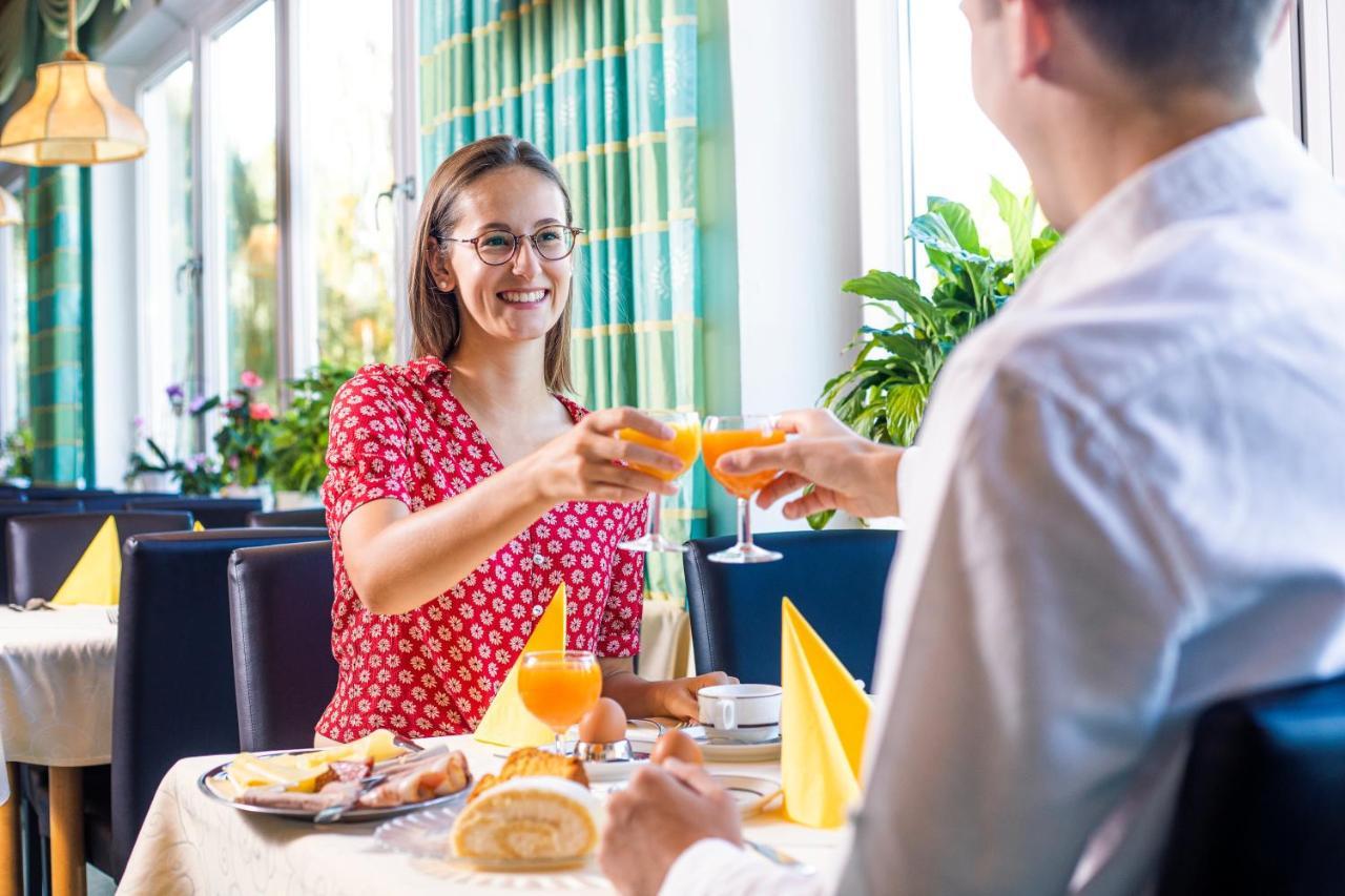 Hotel Zum Hirschen Lam Bagian luar foto